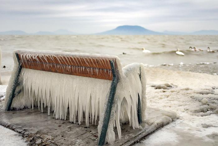 匈牙利巴拉頓湖岸長椅厚冰驚人 